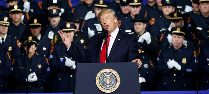 Tραμπ σε αστυνομικούς: «Μην είστε ευγενικοί με τους υπόπτους -Σας παρέχω 100% κάλυψη»